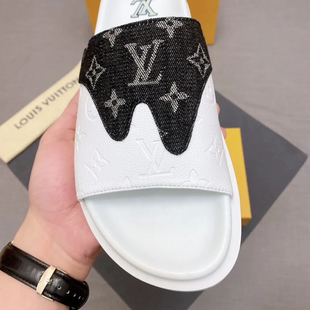 P300 🔍Top purchasing agent LV men's spring and summer slippers counter synchronization. The uppers are made of cowhide fabric imported from Italy, with logo graphics and high-quality craftsmanship. The soles are: original soles specially provided by the original factory. Exclusive molded soles are super comfortable. Original factory follow-up orders. 🔍🔍High quality. You can enter and leave the counter at will. Welcome to compare. Code number 38-45 No. 058